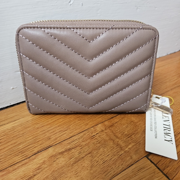 Ellen Tracy The Chevron Quilted Collection Zip Around Indexer Wallet - Picture 9 of 12